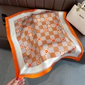 Detail van een zijden sjaal met oranje schaakbordpatroon en bloemenprints - Oranje/Wit (FJ805-3 Oranje Rand)