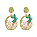 Orecchini a carrello con coniglio dorato, fiori, perle e cristalli verdi moda - Stile Cesto di Fiori Coniglietto di Pasqua (eh220725-2694)