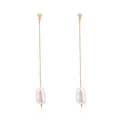 Elegantes pendientes de cadena dorada con perlas barrocas y diseño de estilo minimalista - Dorado