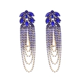 Details von dunkelblauen Kristall-Ohrringen mit eleganten Fransen und goldener Basis - Blau