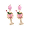 Pendientes de copa de cóctel de fresa con perlas y cristales rosas sobre fondo blanco - Copa de vino de fresa / Rosa