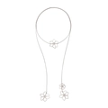 Elegante lange zilveren metalen ketting met vier holle bloemenhangers op een witte basis - Zilver