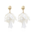 Pendientes bohemios con flores de resina blanca y borlas de cuentas con tachuela - Blanco