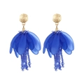 Pendientes bohemios de pétalos de resina azul con borlas de cuentas y toques dorados - Azul