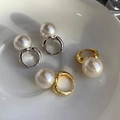 Französische Vintage Perlenohrringe in Gold und Silber auf weißem Keramikteller - Silber