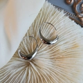 Pendientes de gota en plata pulida sobre fondo de piedra de coral blanco y tela de seda - Estilo Plateado (G309)