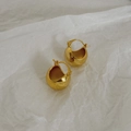 Dettaglio di orecchini a cerchio dorati spessi con superficie lucida su carta bianca - Piccolo (1.6cm) / Oro