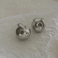 Vista dettagliata di orecchini a goccia in argento minimalisti su carta testurizzata - Grande (2CM) / Argento