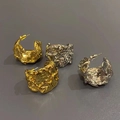 Orecchini a cerchio C con texture a lava in finiture metalliche oro e argento - Oro