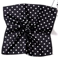 Foulard quadrato 50x50cm in seta con classico motivo a pois bianchi e neri - 50cm x 50cm / Nero Pois Bianchi