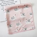 Carré en soie rose avec motif de cygnes blancs et bords roulés élégants - Style Imprimé Cygne Rose (FX-10)