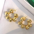 Detailansicht goldener gedrehter Creolen mit hochglanzpolierter Metalloberfläche - Gold(c317)
