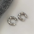 Detail von silbernen Creolen mit unregelmäßiger Faltenstruktur und Flüssigmetall-Finish - Silber