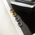 Detailansicht der Creolen mit Bambustextur in den Farben Gold und Silber glänzend - Gold (E319)