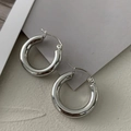 Detail von klobigen polierten Silber-Creolen mit sicherem Verschluss-Design - Silber