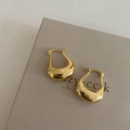 Detailansicht der 18K vergoldeten U-förmigen Ohrringe auf einer edlen Geschenkbox - Gold (F124)