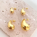 Orecchini a goccia placcati in oro 18K in due dimensioni su sfondo in pietra neutra - Oro Piccolo (2.0*1.2)