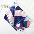Carré de soie aux motifs géométriques colorés avec rayures et finition satinée - Style de Contraste Géométrique Multicolore (FX-39)
