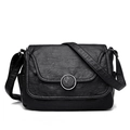 Borsa a tracolla in ecopelle nera con texture a pieghe e anello metallico argentato - Nero