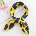 Foulard quadrato in seta giallo con cuori blu scuro annodato in modo elegante - Grande Cuore Giallo (FX-13)