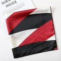 Foulard quadrato in satin con strisce geometriche rosse, nere e color crema - Rosso Nero Beige Geometrico (FX-48)