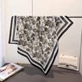 Carré de soie aux motifs floraux et chevrons noir et blanc avec une sensation lin et coton - 68*68cm / Brun Foncé (FR181-2)