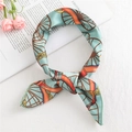 Foulard in seta blu pavone con stampa equestre di carrozze a forma di fiocco - Ruota Verde (FX-19)