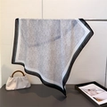 Dettaglio di un foulard quadrato leggero in cotone e lino con stampa a pois e bordi - Bordo Nero