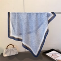 Sciarpa quadrata blu a spina di pesce in cotone-lino con bordi scuri e trama sottile - Bordo Blu Navy