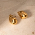 Minimalistische 18K vergoldete geometrische Tropfenohrringe auf Natursteingrund - Gold (G113)