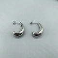 Dettaglio di orecchini a cerchio a forma di C color argento con finitura a specchio - Argento (F120)