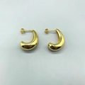 Dettaglio degli orecchini a goccia placcati oro lucido con chiusure a farfalla - Oro (F120)