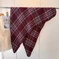 Dettaglio della sciarpa scozzese bordeaux in simil cachemire con cuciture fini - Rosso (WT280-1)