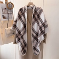 Scialle classico a maglia a quadri, base beige e motivi marroni sopra un cappotto di lana - Bianco (WT280-2)