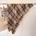 Dettaglio della trama a maglia della sciarpa a quadri con bordi perlati e tonalità terra - Marrone (WT280-3)