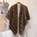 Sciarpa classica scozzese in verde salvia e bordeaux sopra un cappotto di lana bianca - Verde (WT280-4)