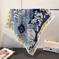 Blauwe zijdeachtige vierkante sjaal met visgraatmotief en bloemenprint op metalen rek - Marineblauw