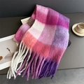 Détail de l'écharpe à carreaux arc-en-ciel avec de longues franges et une texture douce - Carreaux Patchwork Violet