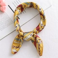 Foulard in satin giallo con stampa a catena elegante accessorio moda per capelli o collo - Catena Gialla (FX-15) / 【attributi Del Prodotto】questo Prodotto È Una 【sciarpa Di Seta Stampata Gialla】 Visivamente Stimata Come 【vera Seta O Seta Sintetica】 Con Un 【motivo】 Stampato Con Catene Cinture Ed Elementi Di Gioielleria In Stile Vintage. La Sciarpa È Esposta Annodata A Cappio Mettendo In Mostra I Raffinati 【bordi Arrotolati/bordati】. 【presentazione Visiva】l'immagine Utilizza Uno Stile Con Un Singolo Oggetto In Posa Posizionato Su Uno Sfondo Bianco Testurizzato Con Una Rivista E Fiori Rosa Sulla Sinistra Come 【oggetti Di Scena】 Creando Un'atmosfera Elegante E Sofisticata Di Moda Francese. La Qualità Dell'immagine È 【alta】 Con Dettagli Nitidi E Illuminazione Morbida. L'impatto Estetico È 【alto】 Con Un Punteggio Complessivo Di 【85】. Gli Oggetti Di Scena E Il Prodotto Hanno Una Combinazione Di Colori Uniforme E Un Forte Senso Di Unità. 【contenuto Del Testo】include Solo Il Testo Stampato 【prop_text】della Rivista Di Sfondo Considerato Parte Dell'oggetto Di Scena Che Non Richiede Alcuna Elaborazione. 【etichetta Logistica】nessuna. 【rischio Di Violazione】il Modello Del Prodotto Utilizza Elementi Di Moda Comuni E Non Presenta Un Logo Evidente Pertanto È 【nessuno】 Con Una Probabilità Di 【00】. 【parametri Del Prodotto】il Colore Principale È Il Giallo E Il Modello È Una Combinazione Di Catene E Cinture.