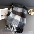 Détail d'une écharpe à carreaux épaisse avec de longues franges et maille douce - Carreaux Patchwork Noir Gris