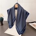 Sciarpa blu navy a pois in tessuto leggero effetto lino su una gruccia in legno - Blu navy