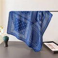 Klassisches quadratisches Halstuch in Dunkelblau mit Paisley-Muster und Ethno-Motiven - 68x68cm / Blau