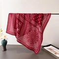 Carré de soie rouge à motif paisley en coton-lin léger suspendu sur un support - 68x68cm / Rouge