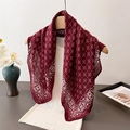 Élégant foulard en soie bordeaux à motifs géométriques sur un cintre en bois - 68*68cm / Bordeaux