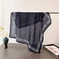 Détail d'un foulard bleu marine à motif géométrique avec texture drapée et ourlet fin - 68*68cm / Bleu Marine
