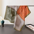 Elegante pañuelo cuadrado con estampado paisley verde oliva drapeado en soporte metal - 68*68cm / Borde Verde