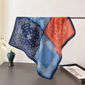 Detalle de pañuelo de seda con estampado de cachemira, colores vivos y caída elegante - 68*68cm / Borde Azul Marino