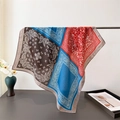 Vista detallada del pañuelo cuadrado grande con diseño paisley en bloques azul y rojo - 68*68cm / Beige