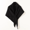 Primer plano de la textura del tejido negro y el detalle del nudo triangular drapeado - Negro
