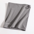 Detalle de calentador de cuello de forro polar gris oscuro con cordón ajustable - Gris claro